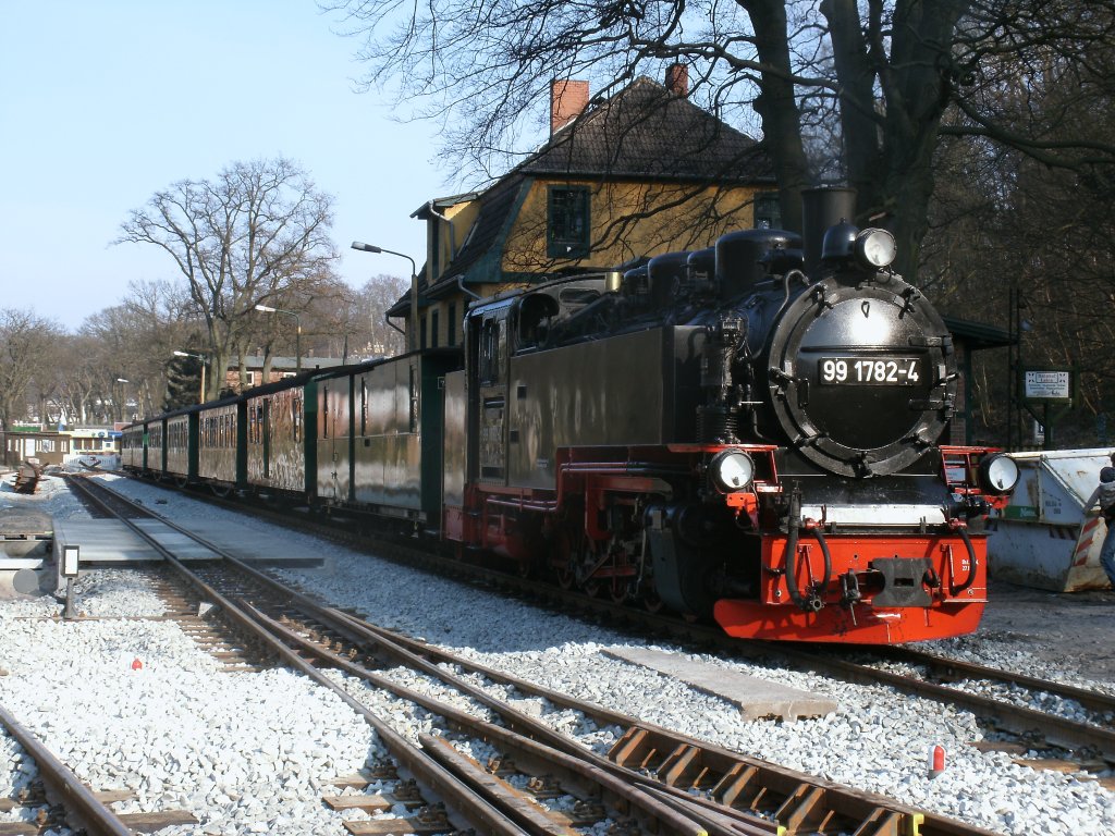 P110 Ghren-Putbus,am 19.April 2012,in Ghren Abfahrtzeit:17:58 Uhr gezogen von 99 1782-4. 