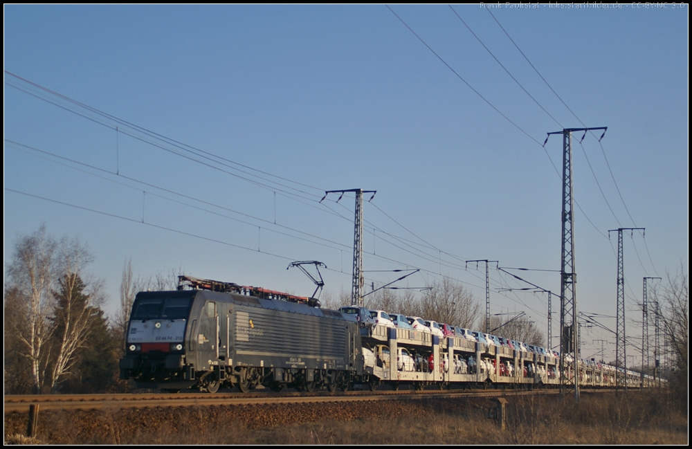 PKP Cargo 189 213 / ES 64 F4-213 im Gegenlicht mit dem  Fiat -Zug am 05.03.2013 in der Berliner Wuhlheide (NVR-Nummer 91 80 6189 213-2 D-DISPO, angemietet von MRCE Dispolok)