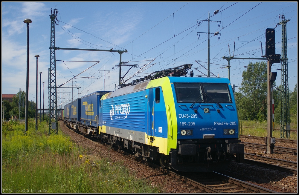 PKP Cargo EU45-205, ausgeliehen von MRCE Dispolok,  mit dem  LKW-Walter -Zug am 24.07.2012 in Berlin Sch�nefeld Flughafen (189 205-8, ES 64 F4-205)