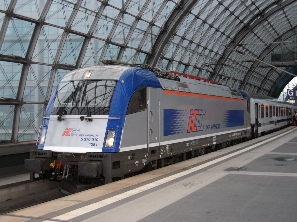 PKP-EU44 5 370 010 ein paar Minuten sp�ter mit dem Gegenzug Berlin-Warschau am 16.Oktober 2010 im Berliner Hbf. 