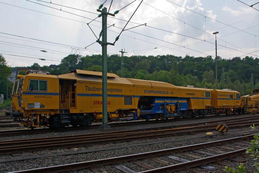 Plasser & Theurer - Dreischwellenstpfmaschine 09 - 3X (Schweres Nebenfahrzeug Nr. 99 80 9121 003-4) der STRABAG Rail GmbH, abgestell am 30.05.2012 in Betzdorf/Sieg.