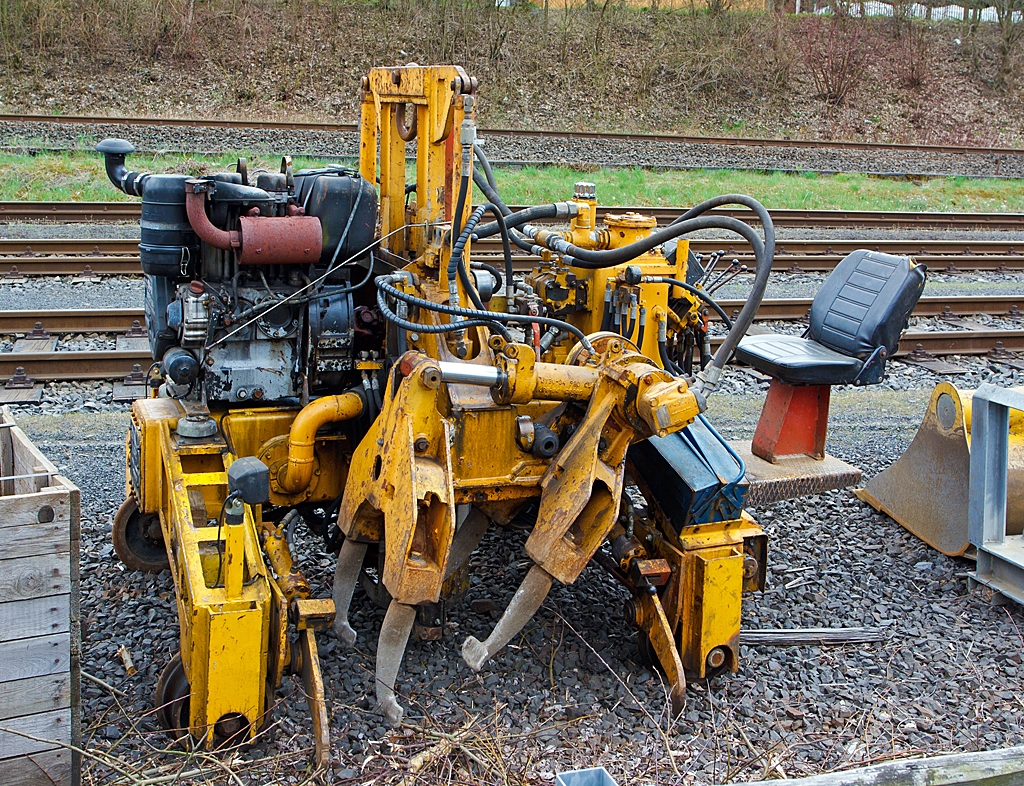 Plasser & Theurer Kleinstopfmaschine der Fa. KAF Falkenhahn (Kreuztal) abgestellt am 23.04.2013 beim Rangierbahnhof der KSW Kreisbahn Siegen-Wittgenstein (ehem. Freien Grunder Eisenbahn AG) in Herdorf.

Diese Kleinstopfmaschine wurde 1984 unter der Masch. Nr. 2725 gebaut. 

Die Maschine arbeitet Hydraulisch, die Hydraulikpumpe wird von einem luftgekhlten Zweizylinder HATZ-Dieselmotor Z 108 N (Nockenwelle ist als Kraftabnahmestelle ausgebildet) angetrieben.
Motordaten: 
Zylinderanzahl: 2
Bohrung /Hubweg: 108 /110 mm
Hubraum: 2.014 cm
Gewicht: 220 kg
Dauerleistung : 21.5 kW (31,0 PS) bei konstand 2.300 Upm
Diese Motoren haben ein Schmierlverbrauch von ca. 0,07 bis 0,11 kg/h
