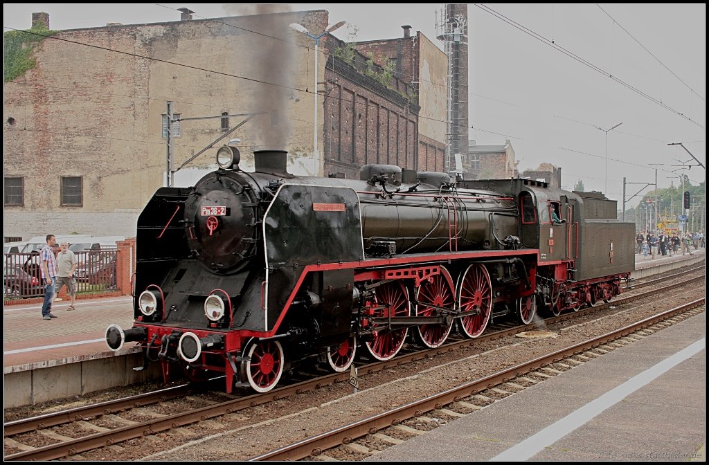 PM36-2  Sch�ne Helena  nach dem Wasserfassen auf dem Weg um ihren Sonderzug  Vulcan  zu �bernehmen. Die Lok hat jetzt einen schwarzen Anstrich erhalten. Die Lok ist die letzte ihrer Baureihe, die erste ist in den Wirren des 2. Weltkriegs verloren gegangen (ex DRG 18 602, gesehen Szczecin Glowny 12.06.2010)