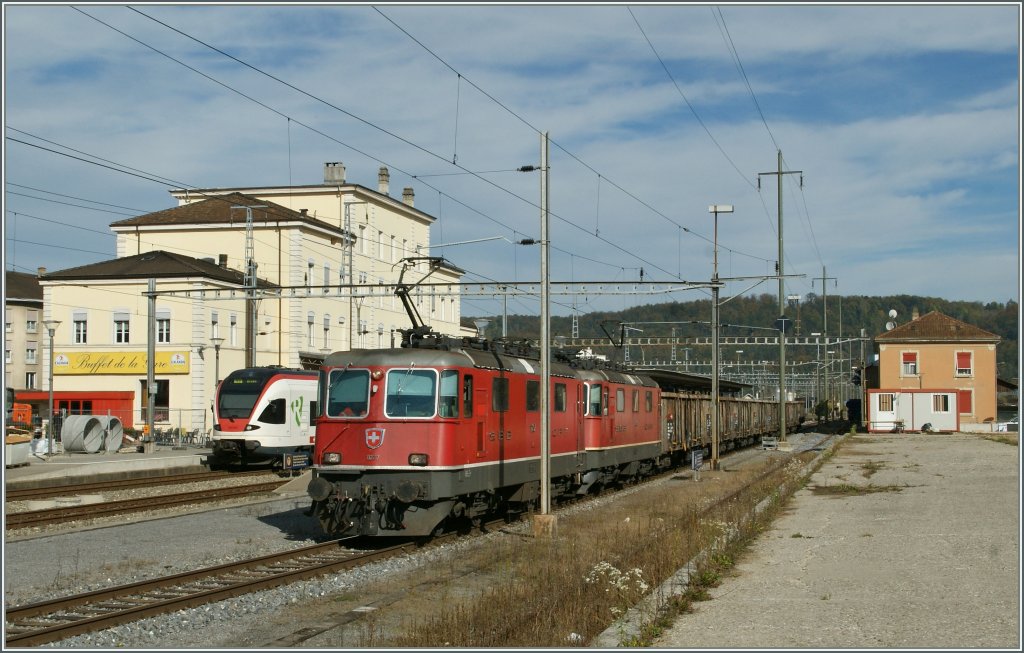 Porrentruy, im Nordwestzipfel gelegen, biete auch das eine oder andere Fotomotiv: Zwei Re 4/4 II mit einem Eaos Gterzug (Leer-Rbenzug)auf dem Weg Richtung Bonfol.
Im Hintergrund ein Flirt nach Olten (via Basel) und das Empfanggebude welches auch ein einfaches, aber sehr gutes Restaurant beherbergt.
18. Okt. 2012