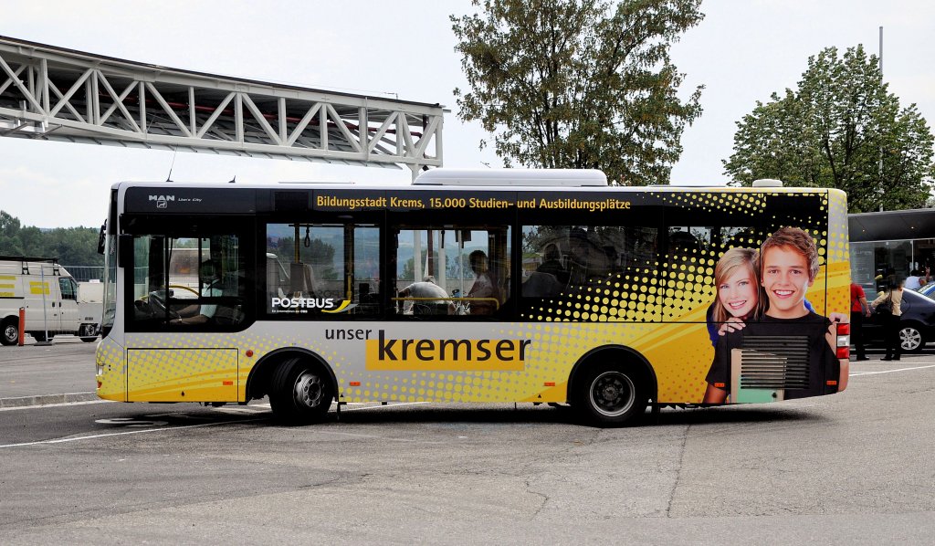 POSTBUS MAN LIONs CITY,seit Sommer 2011 die neuen Stadtbusse  unser Kremser im Auftrag der Stadt Krems an der Donau/sterreich.Hier bei der Haltestelle  Schiffstation.Foto vom Herbst 2011.