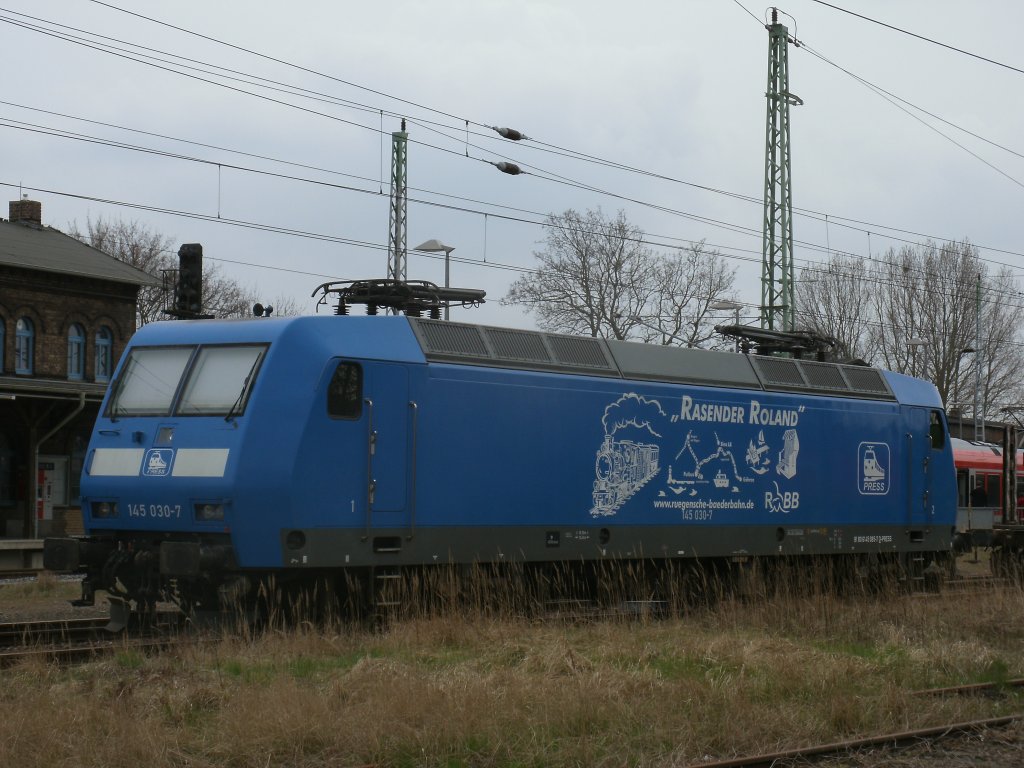 PRESS 145 030-7 mit der  Rasenden Rolandseite ,am 12.April 2012,in Bergen/R�gen.