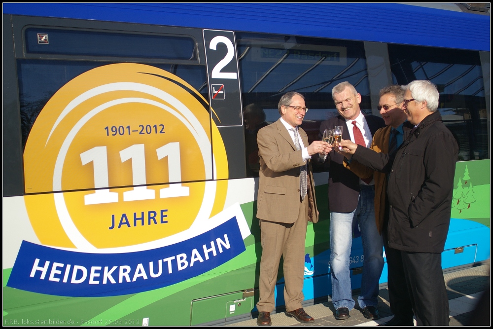 Prominenz von NEB und VBB begr��en den Jubil�umszugs  111 Jahre Heidekrautbahn  (Basdorf 26.03.2012)