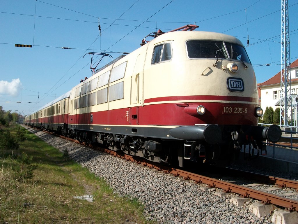 P�nktlich erreichte 103 235 mit dem TEE Rheingold Koblenz-Binz am 02.Mai 2010 das Endziel Binz.