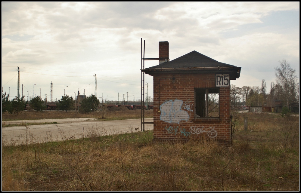 R15 ist das traurige �berbleibsel des ehemaligen Gleisvorfeldes zum Betriebswerk Cottbus. Die vielen Gleise und Weichen wurden schon vor etlichen Jahren entfernt. Am 18.04.2013 stand es noch an der Sachsendorfer Stra�e in Cottbus