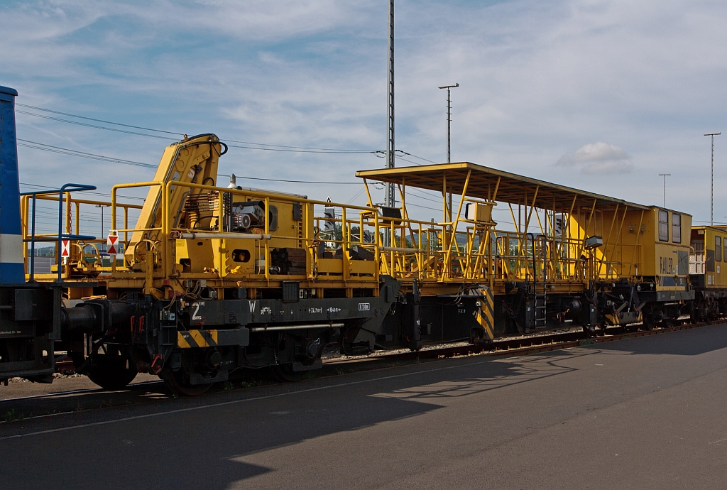 RAILER 3000 / Wechselmodul (Schweres Nebenfahrzeug Nr. 97 35 53 901 57 - 8) von Vossloh Rail Center Btzow, abgestellt am 02.09.2012 beim ICE-Bahnhof Montabaur.
Das Eigengewicht betrgt 48,5 t. Dies ist eine Einheit des Schienenwechselzuges. Wie es funktioniert kann man in einer Animation unter 
http://www.vossloh-rail-services.com/schienenwechsel/swf_de/VOS_start.swf
sehr gut sehen. 
Man darf es aber nicht mit einem Umbauzug verwechseln, da hiermit nur die Schienen getauscht werden, bei einem Umbauzug wird das ganze Gleisbett erneuert.