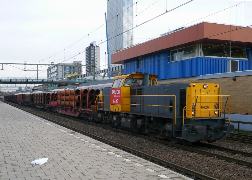 Railion 6426 mit Gterzug nach Vlaardingen auf Gleis 10, Rotterdam Centraal Station 10-11-2010.