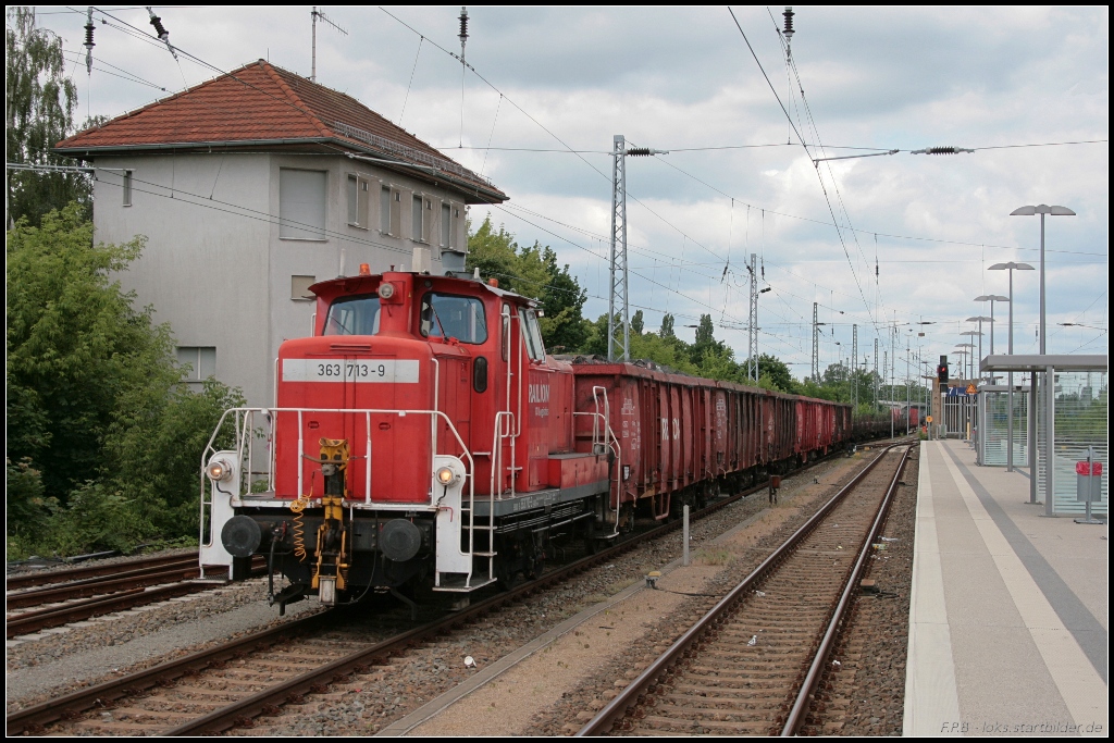 RAILION Logistics 363 713-9 rangiert mit einem gemischtem G�terzug im Gleisvorfeld (gesehen Hennigsdorf 14.06.2010)