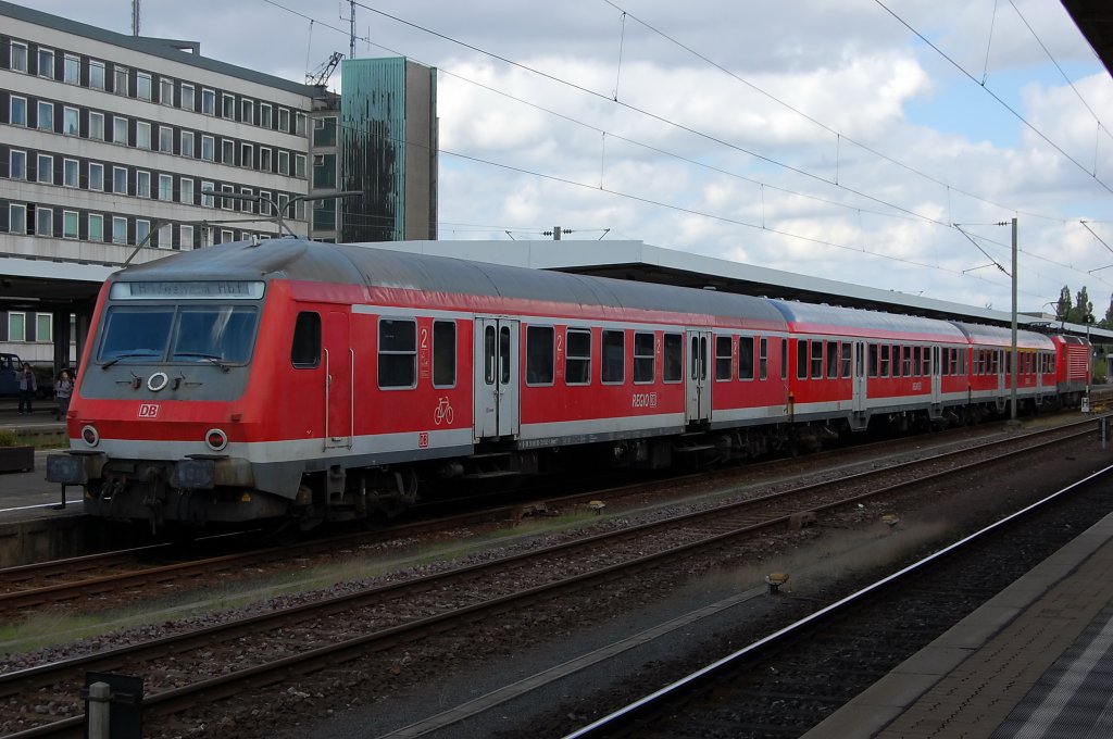 RB nach Hildesheim (RB 14264) in Braunschweig bestehend aus Bybdzf 482.1, Bnr 451.4, ABnrz 418.4 und wurde von der 143 062-8 geschoben. 15.09.2010