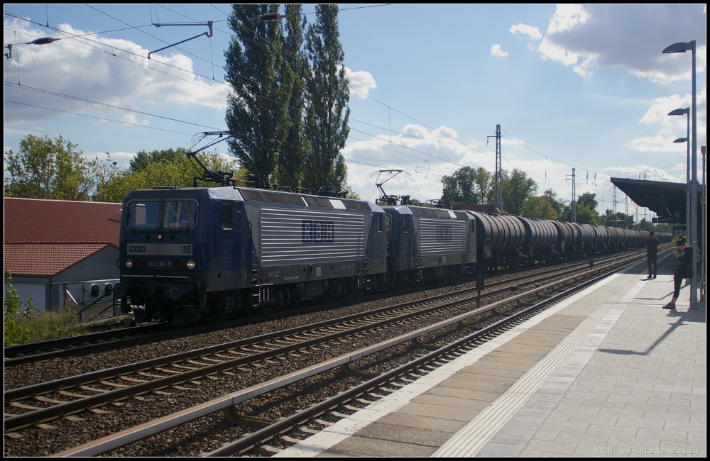 RBH 105 / 143 186-5 und RBH 123 mit einem Kesselzug am 13.09.2012 im Gegenlicht in Berlin-Karow
<br><br>
- Update: ++ 08.2018 bei Fa. Bender, Opladen