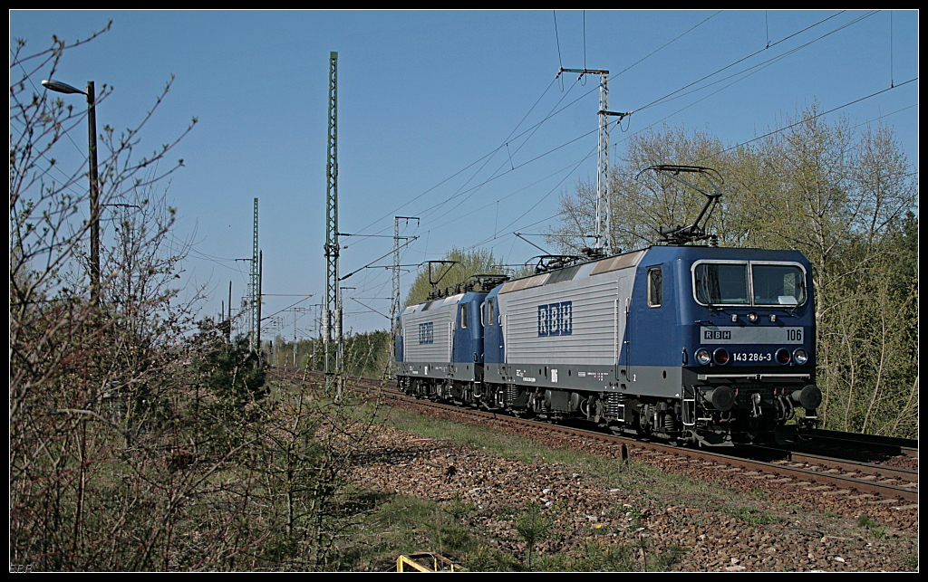RBH 106 / 143 286-3 und RBH 102 (143 069-3) solo Richtung Eichgestell (Berlin Rbf Wuhlheide 18.04.2010)
<br><br>
Update: ++ 30.08.2018 bei Fa. Bender, Opladen