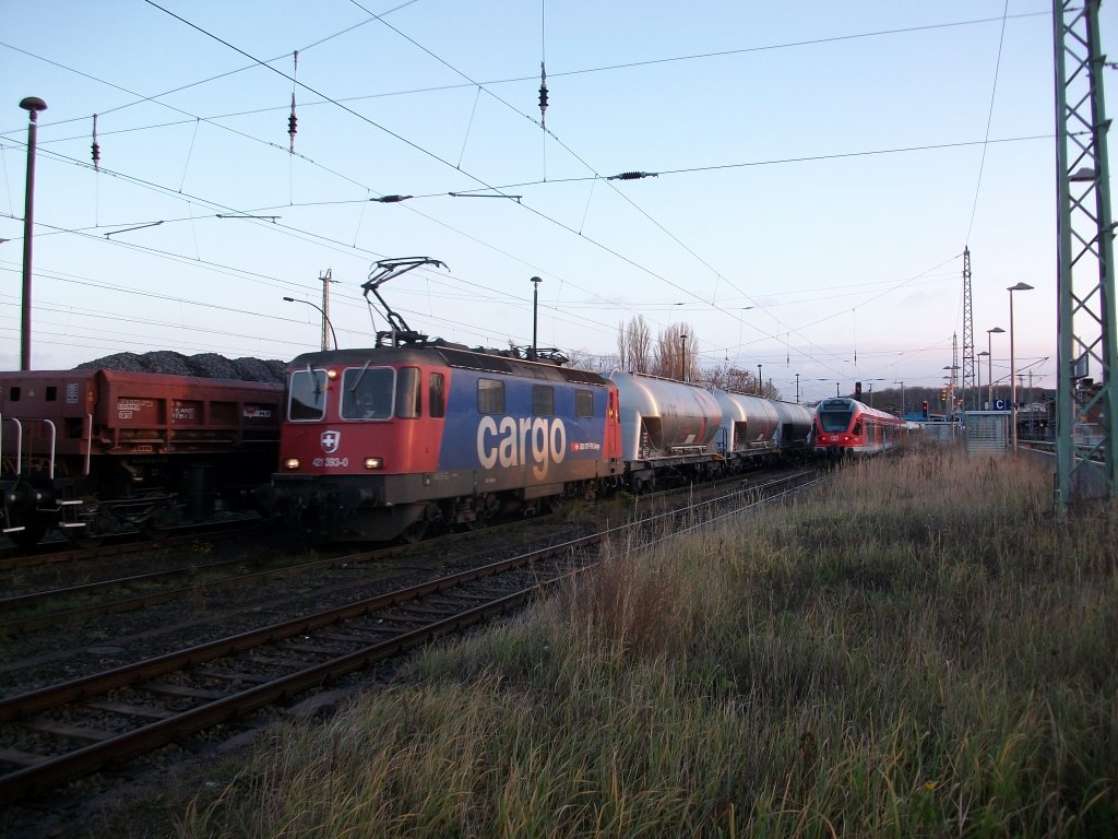 Re 421 393 mit dem Leerzug Mukran-L�gerdorf am Morgen vom 13.November 2010 bei der Durchfahrt durch Bergen/R�gen.