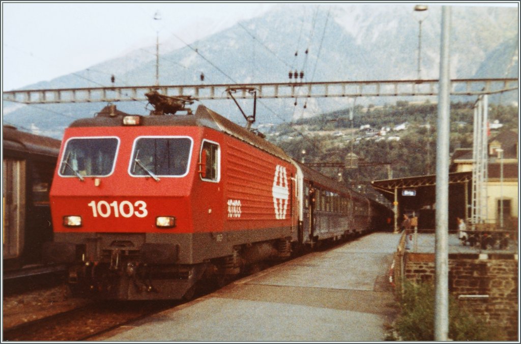 Re 4/4 IV 10103 mit dem TEE Cisalpino in Brig. 
Abfotografiertes 110-Film Bild/18. Oktober 1983