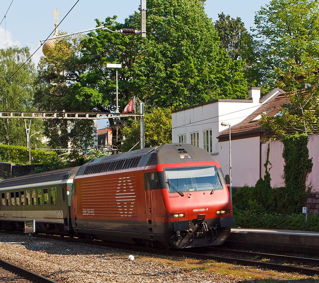 Re 460 022-7 fhrt am 26.05.2012 mit einme IC in den Bahnhof Vevey ein.