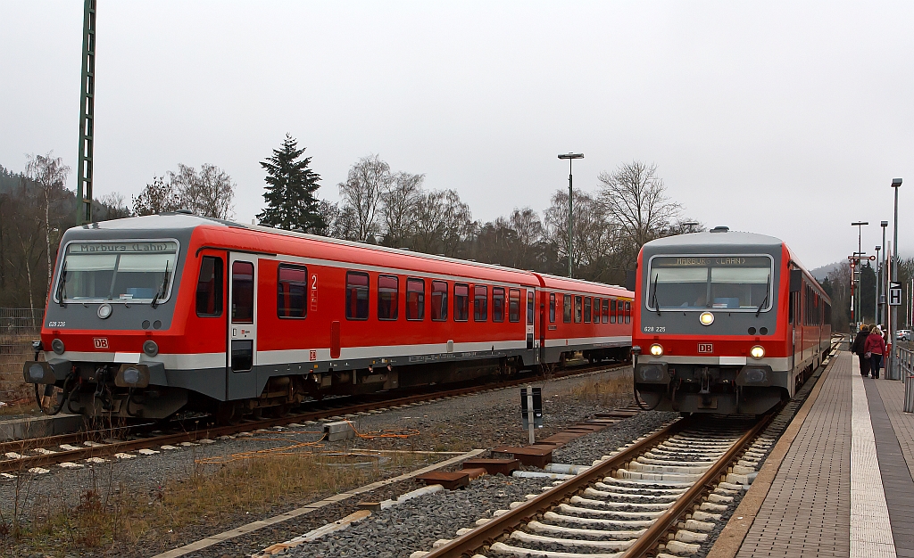 Rechts Dieseltriebwagen 628/928 225 der Kurhessenbahn als RB 43 Obere Lahntalbahn ist am 28.12.2011 von Erndtebrück in den Bf Bad Laasphe eingefahren, nach dem Halt fährt er weiter Biedenkopf  nach Marburg/Lahn (KBS 623). Hinten angestellter Triebwagen 628/928 226.