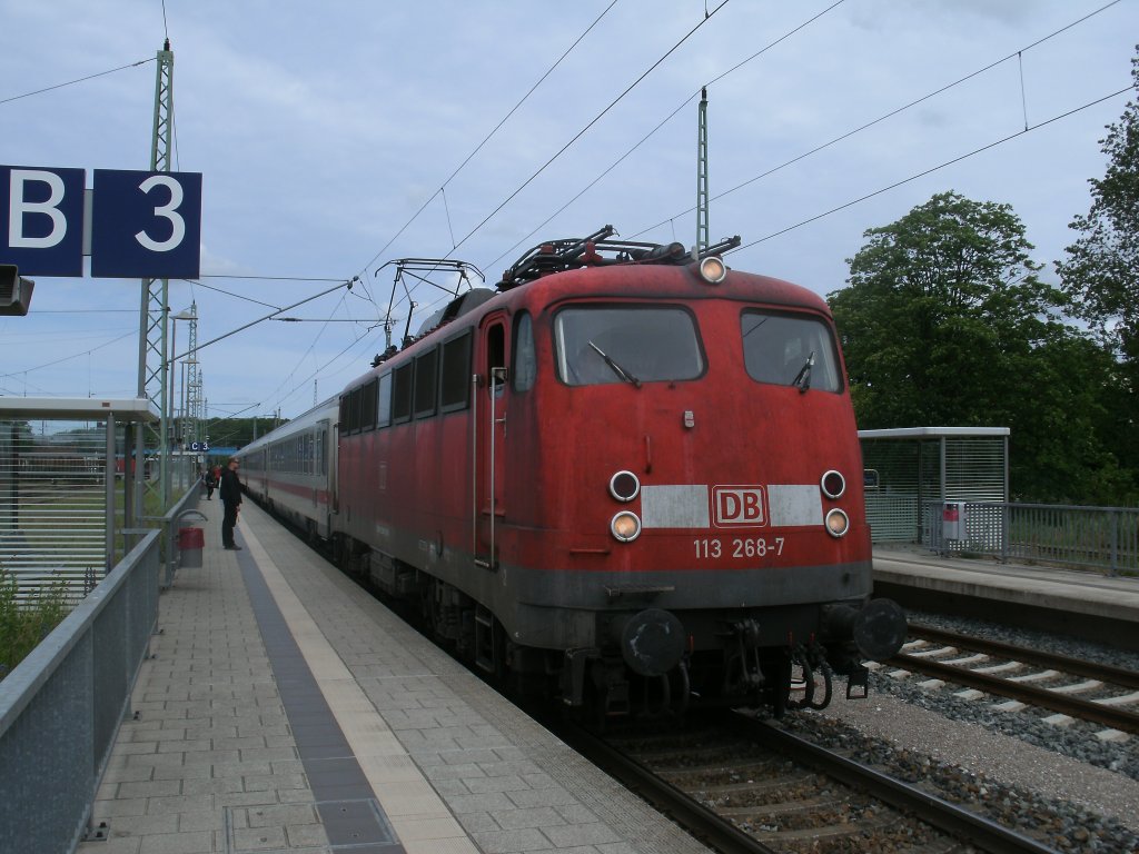 Regenwolken zogen am 03.Juni 2012 auf als 113 268-7 mit IC 2429 Binz-K�ln in Bergen/R�gen hielt.