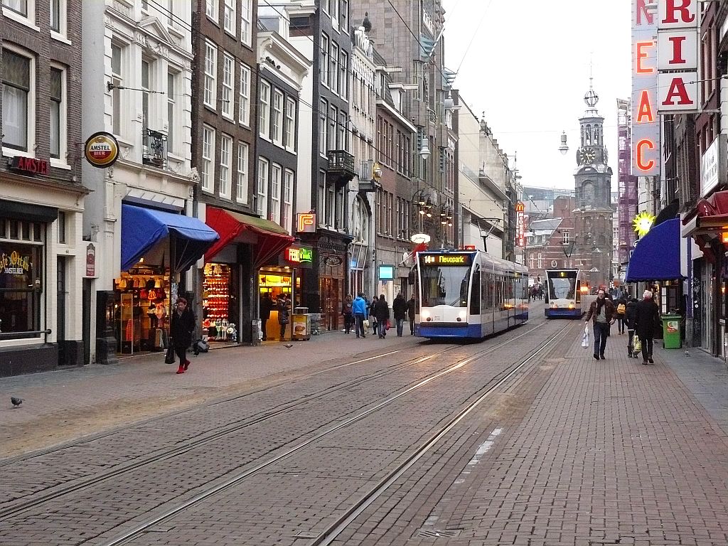 Regulierbreestraat Amsterdam 07-01-2013.

GVBA trams in de Regulierbreestraat Amsterdam 07-01-2013.