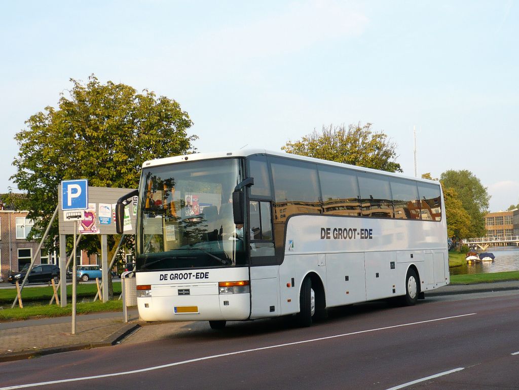 Reisebus Van Hool T915 Acron der Firma De Groot aus Ede. Leiden, Niedrlande 03-09-2012.
Reisbus Van Hool T915 Acron van De Groot uit Ede. Molenwerf Leiden 03-09-2012.