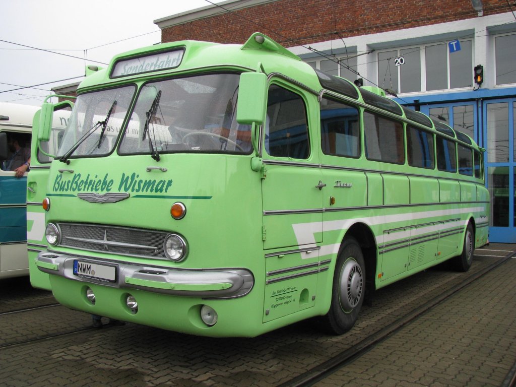 Reiseomnibus Ikarus 55 der  BusBetriebe Wismar  aus dem Landkreis Nordwestmecklenburg (NWM) anllich 130 Jahre Strba in Rostock [27.08.2011]