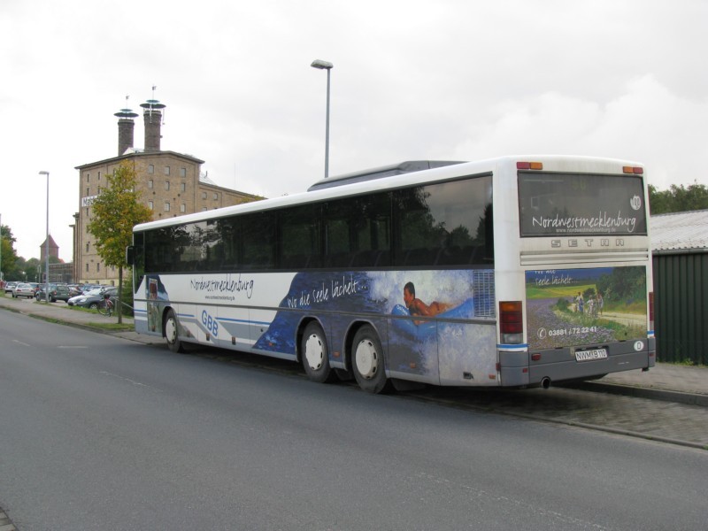 Reiseomnibus SETRA 319 UL der Grevesmhlener Busbetriebe [GBB] mit Werbung fr den Landkreis Nordwestmecklenburg als Urlaubsregion, siehe auch Modell - AMW 715109, Grevesmhlen 24.09.2008 