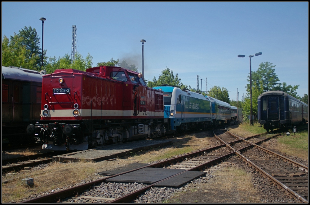 RISS 112 708-3 / 202 708 zieht während des Frühjahrsfest der Berliner Eisenbahnfreunde e.V. den Sonderzug mit der ES 64 U4-G und dem Alex-Sonderzug auf das Bw-Gelände (gesehen Bw Schöneweide 02.06.2011)