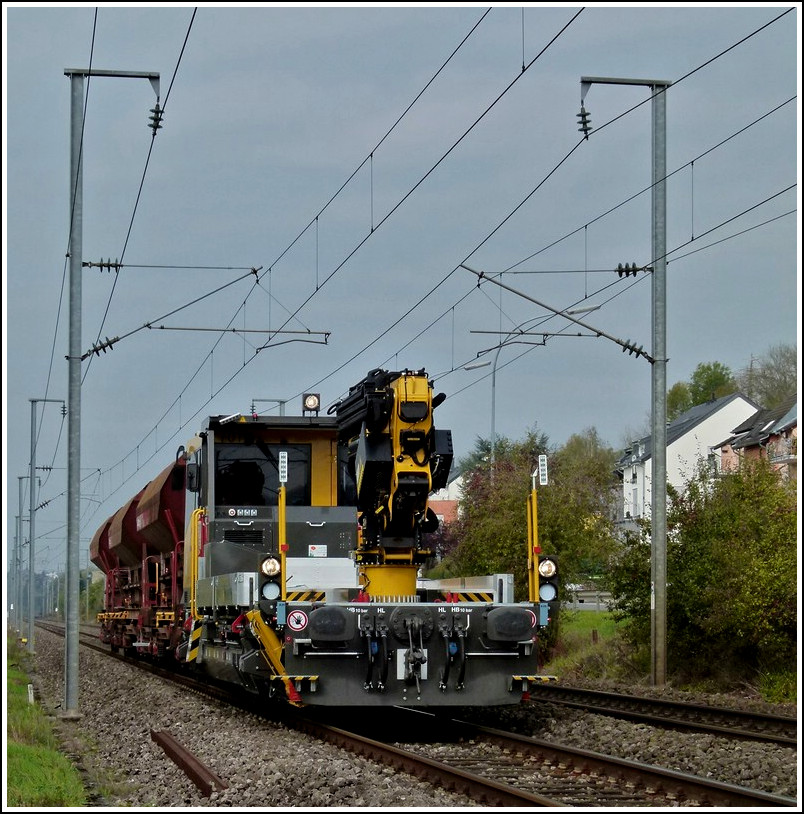 ROBEL IIF 701 war am 24.10.2011 mit 3 Gterwagen zwischen Mersch und Lintgen unterwegs. Das IFF 701 ist mit PR220C ausgerstet, einem spezifischen Oberbaukran der Firma Palfinger mit 22 Meter-Tonnen. (Jeanny)