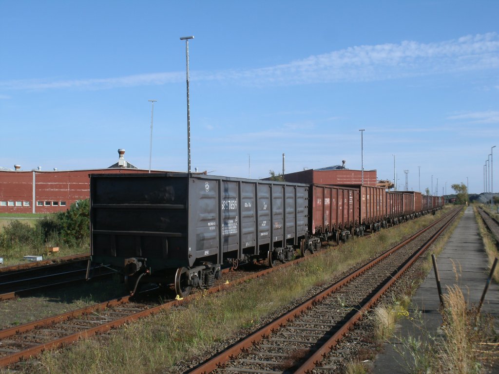 Russische G�terwagen im Breitspurteil von Mukran am 01.Oktober 2012.