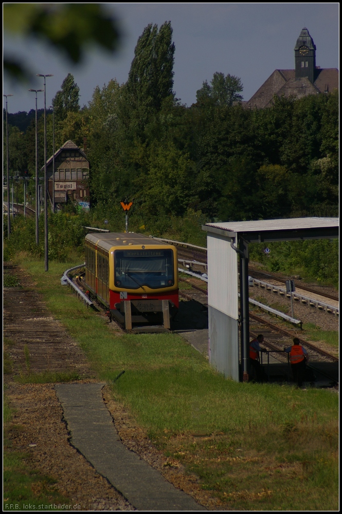 S-Bahn-Entgleisung Berlin Tegel: Zwei Wagen des entgleisten Zugs wurden auf einem Stumpfgleis Hhe Stellwerk Tegel abgestellt. Im Hintergrund das alte mechanische Stellwerk Tgl, das zwischen 1905 und 1987 den Betrieb regelte (Berlin Tegel 23.08.2012)