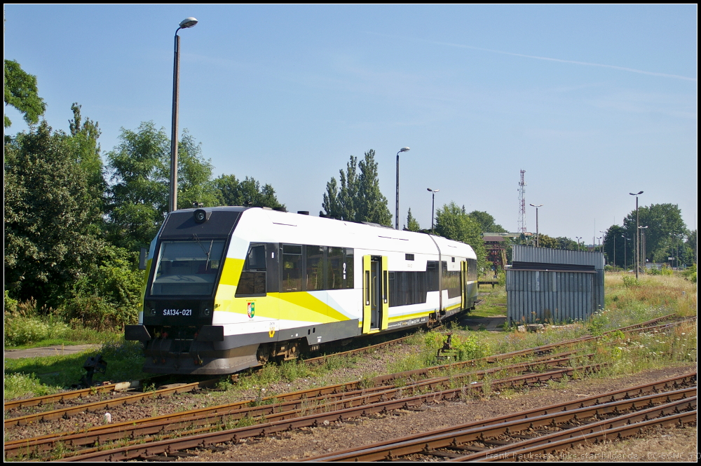 SA134-021, Typ ZNTK 218Md, in den Farben der PR Zielona Gra steht am 09.07.2013 auf einem Abstellgleis in Kostrzyn, oberer Bahnhof, um spter auf den unteren Bahnhofsbereich umzusetzen wo der Triebwagen dann gereinigt wurde (NVR-Nummer 95 51 2 720 112-2 PL-PREG)