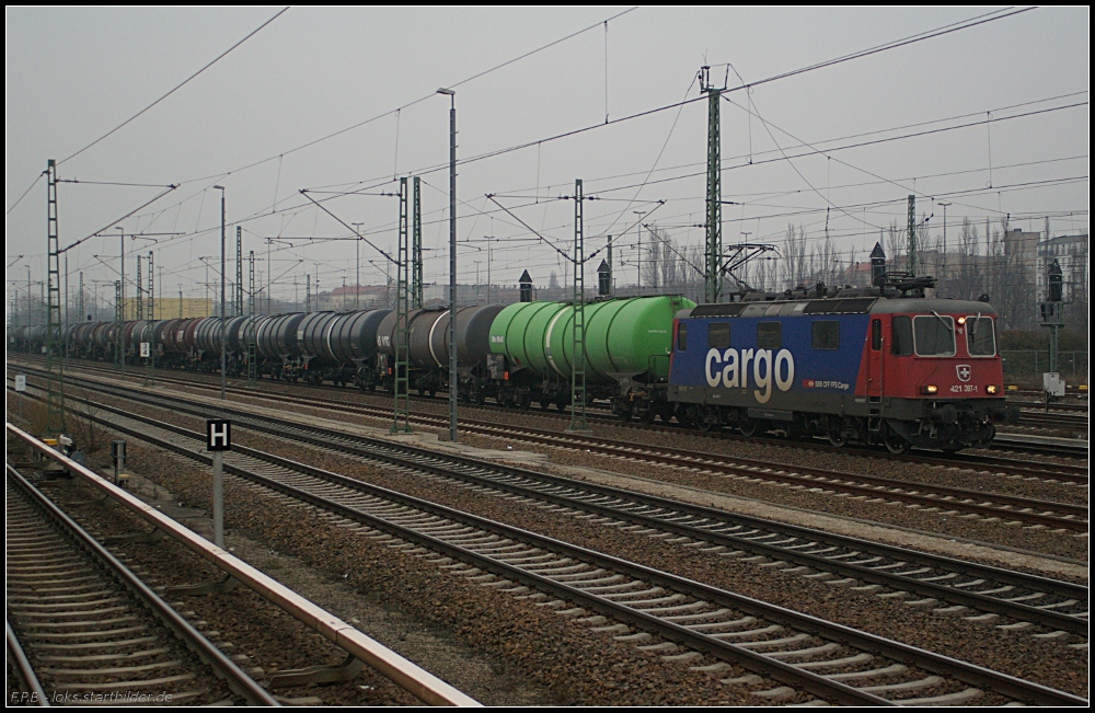 SBB Cargo Re 421 397-1 mit einem Kesselzug f�hrt aus dem Rbf Moabit aus (gesehen Berlin Beusselstra�e 18.02.2011)