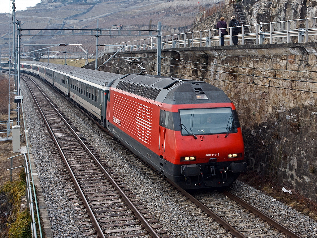 SBB Re 460 117-5 zieht einen Interregio bei St Saphorin in Richtung Montreux am 25.02.2012.