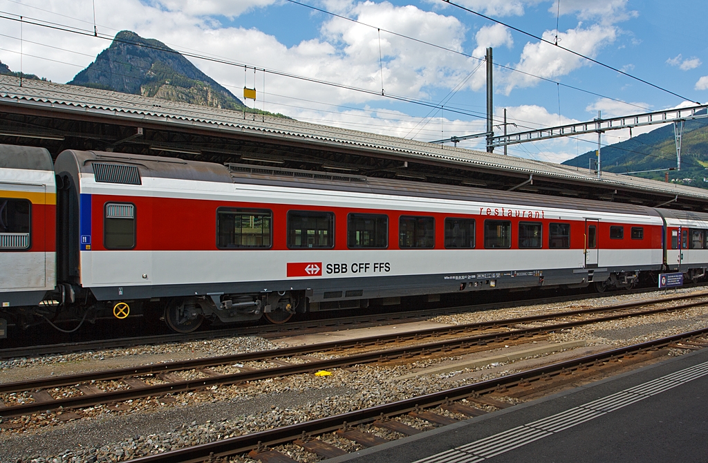 SBB Speisewagen WRm 61 85 88-94 103 - 8 CH-SBB (Umbau aus 88-75 103) am 28.05.2012 im Bahnhof Brig. 
Der Wagen ist zugelassen fr ein Hchstgeschwindigkeit von 200 km/h und RIC-fhig.