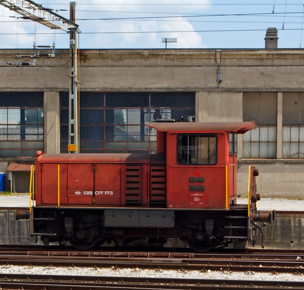 SBB TM IV Diesellok (Rangiertraktoren mit Dieselantrieb) Tm 8795 am 28.05.2012 abgestell in Bulle. Fotografiert aus einem Zug. Der Index IV steht fr die Leistungsklasse IV (ber 350 PS).