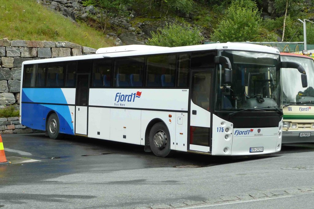 Scania von  Fjord1  steht auf dem Busplatz in Geiranger, Juli 2011