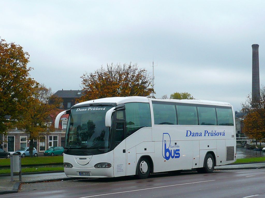 Scania Irizar Reisebus der Firma Karel Průa aus Tschechien. Leiden, Niederlande 18-10-2012.

Scania Irizar reisbus van de firma Karel Průa uit Tsjechi. Molenwerf Leiden 18-10-2012.