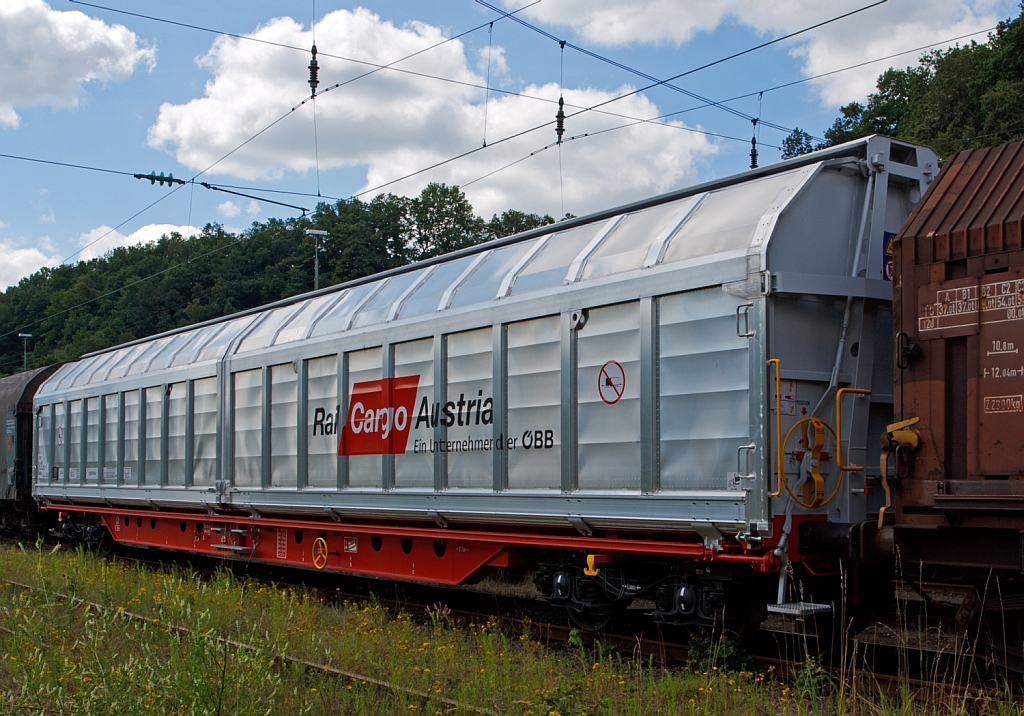 Schiebewandwagen mit vier Radstzen, ohne Trennwandsystem, Gattung Habbiins, eingestellt als 31 81 2743 483-1 A-BB, der Rail Cargo Austria abgestellt am 22.07.2012 in Betzdorf/Sieg.
Diese grorumigen Wagen sind mit Schiebewnden ausgerstet, die von einer Person bewegt werden knnen. Im geffneten Zustand ist der Zugang zur halben Ladeflche von beiden Seiten mglich. Das Be- und Entladen mit Gabelstaplern ist damit sowohl von einer Rampe als auch von ebener Erde mglich.

Techn. Daten: Lnge ber Puffer 23,35 m > Eigengewicht 27,5t >  Ladeflche 62,5m (Platz fr 63 EUR-Paletten)
