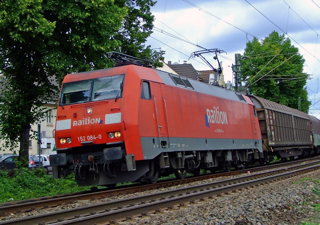 Schief, nein Gleisberhhung.......
Die 152 084-0 mit Gterzug am 19.08.2010 in Knigswinter vor dem Bahnbergang Drachenfelsstrae.