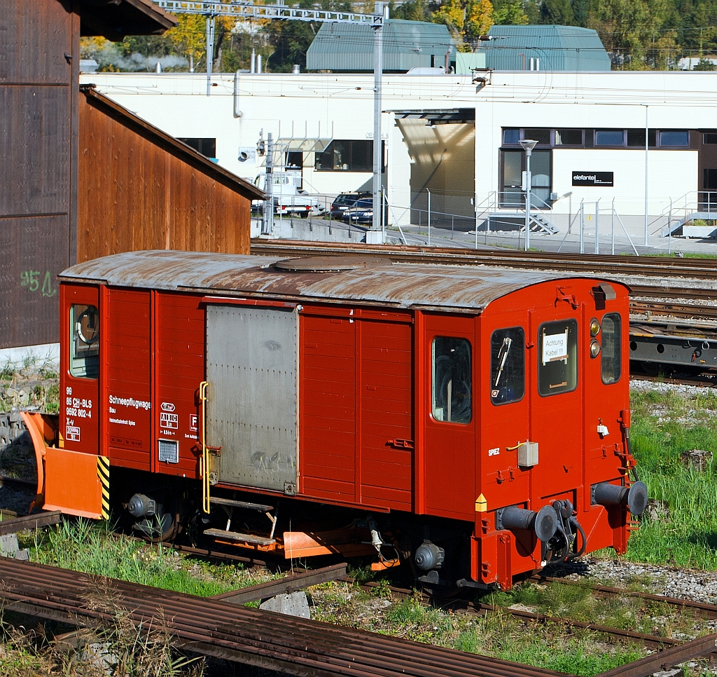 Schneepflugwagen (9592 802-4) der BLS am 02.10.2011 in Interlaken Ost, vor dem Depot der Ballenberg Dampfbahn. Aufnahme aus fahredem Zug.