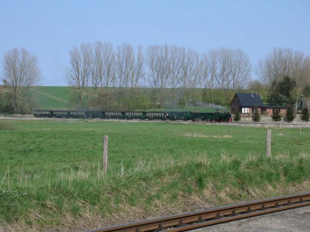 Schneller als der P106 war ich,am 06.Mai 2013,in Serams.So konnte ich die Mh53 mit ihren Zug beim Erreichen der ersten H�user von Serams fotografieren. 