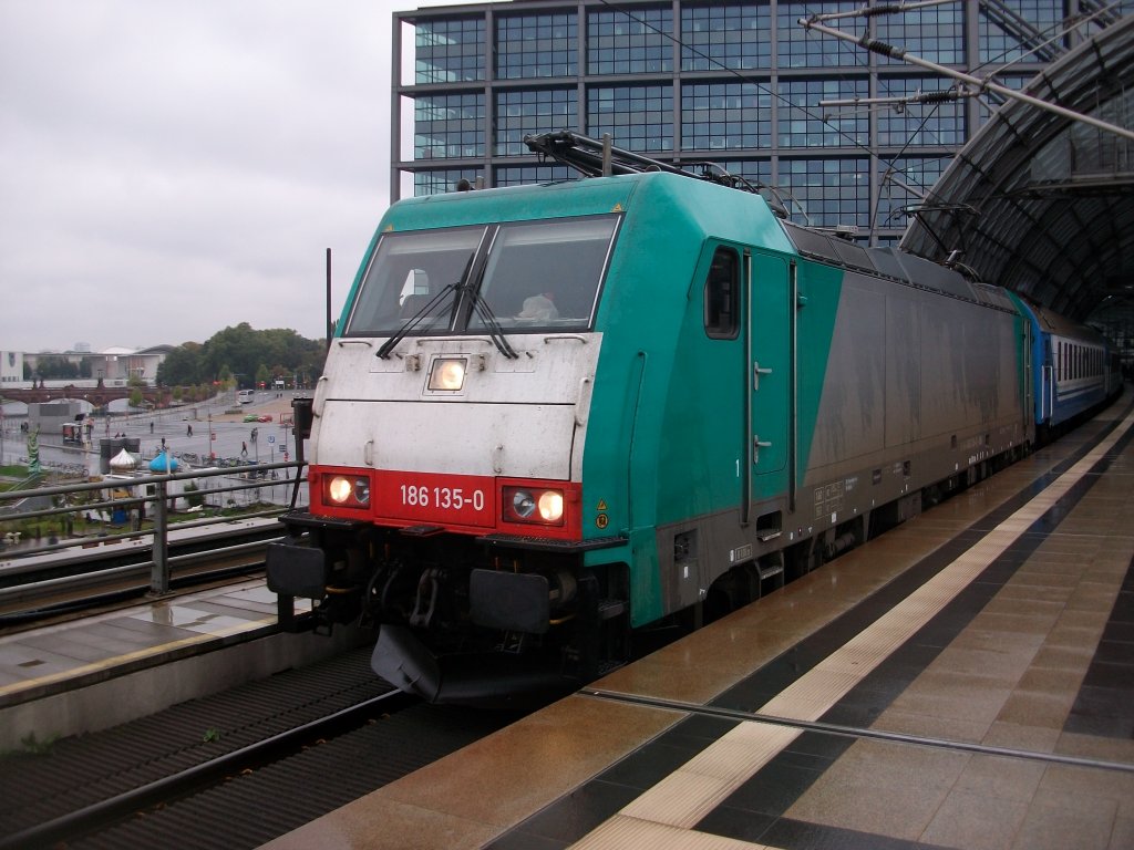 Schon ein mu� ist es in Berlin den Russenzug nach Kiew mit Kurswagen nach Saratow zufotografieren.Am 16.Oktober 2010 bespannte 186 135 den Zug bis Frankfurt/Oder als dieser im Berliner Hbf hielt.