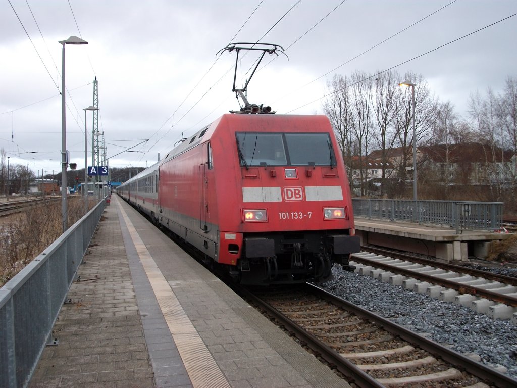 Schon ungewohnt das aus dem IC 2212 Koblenz-Binz den 101 133,am 26.Januar 2011,in Bergen/R�gen brachte,Niemand ein-oder ausstieg.