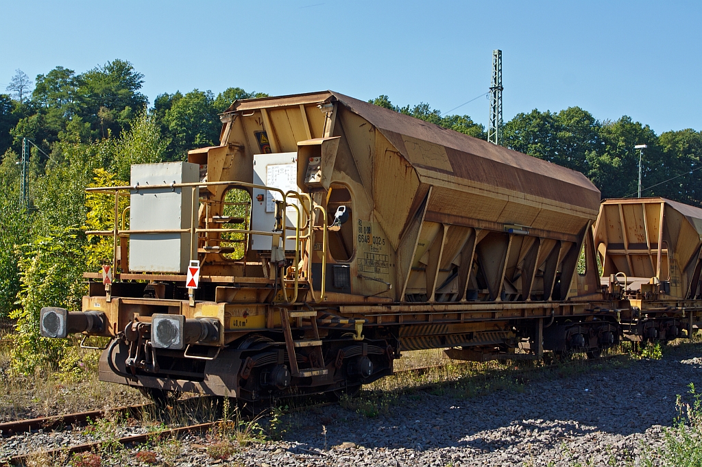 Schotter-Kieswagen Facns 141 (82 80 6648 002-5), abgestellt am 08.09.2012 in Betzdorf/Sieg mit 7 weiteren Wagen. 
Die Entladung erfolgt ber zwei Schwingfrderrinnen und ein ausschwenkbares Frderband wahlweise nach beiden Wagenseiten. Der Abwurfbereich liegt zwischen 2 m und 4,1 m zur Fahrzeuglngsachse. Die Entladzeit einschlielich Rstzeit betrgt 8 Minuten. Die 40 m Ladegut knnen in dieser kurzen Zeit aus geringer Fallhhe in die Baugruppe entleert werden und bei langsamer Geschwindigkeit durch schwenken des Frderbandes auch verteilt werden. 