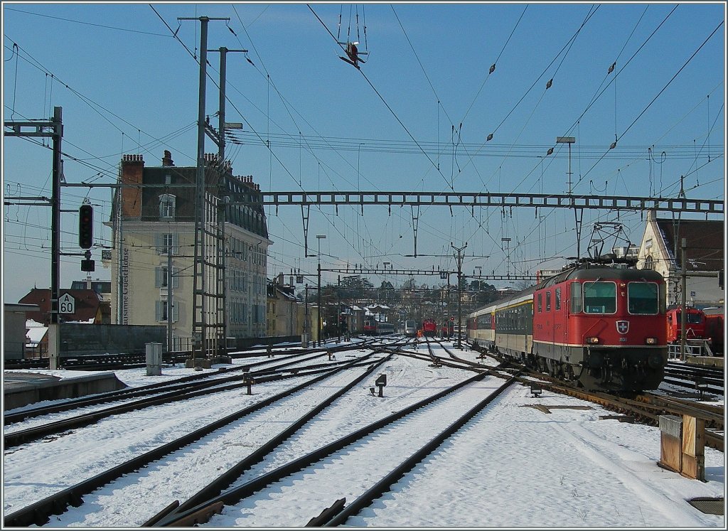 Selbst im IR Verkehr kann die SBB zu meiner Freude noch nicht auf die bewhrten und schnen Re 4/4 II verzichten. Hier erreicht die Re 4/4 II 11138 mit dem IR 1419 Lausanne.
17. Jan. 2013