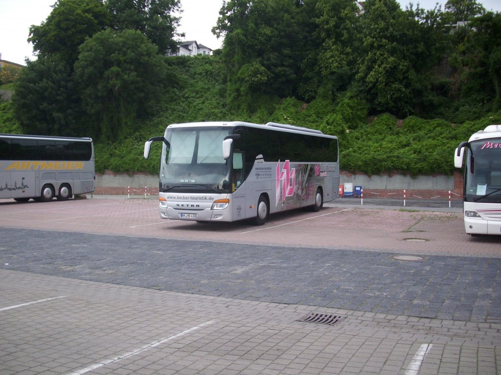 Setra 415 GT-HD von Becker-Touristik aus Deutschland im Stadthafen Sassnitz.