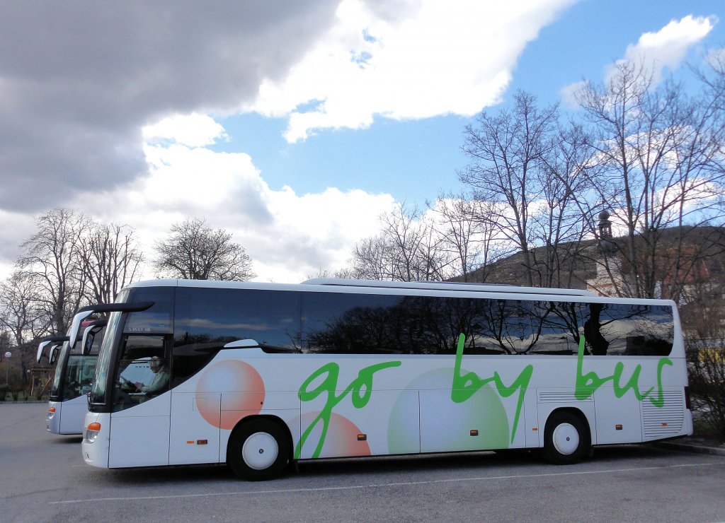 SETRA 415 GT-HD von  go by bus  aus Wien am 13.4.2013 in Krems gesehen.
