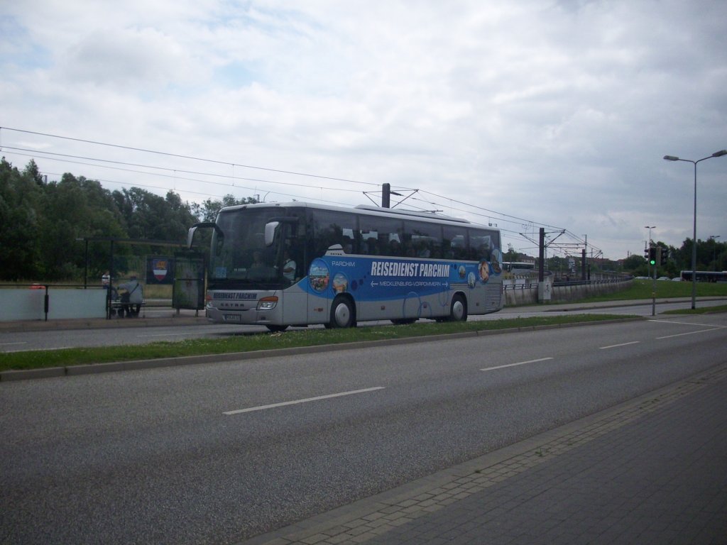 Setra 415 GT-HD vom Reisedienst Parchim aus Deutschland in Rostock